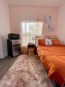een slaapkamer met een groot oranje bed en een raam bij Florida Luxe, Brand new 4 Bed Property with a Private Jacuzzi in Tampa