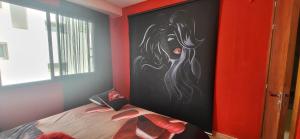 Un dormitorio con un cuadro de una mujer en la pared. en The Mask 2 Bed Room with rooftop Swimming pool, en Casablanca 8 fotos más