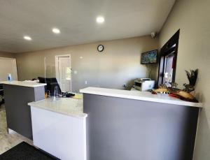 TV a/nebo společenská místnost v ubytování Scottish Inn & Suites