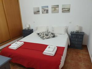 um quarto com uma cama com duas toalhas em Apartment Belleview em Lagos