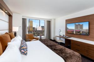 Cette chambre comprend un lit, un bureau et une fenêtre. dans l'établissement Palace Station Hotel & Casino, à Las Vegas