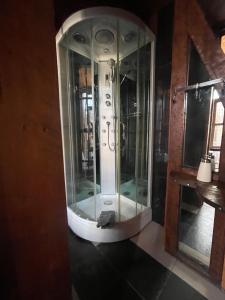 um grande chuveiro de vidro num quarto em PazZHOtel em Valparaíso
