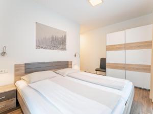 ディーンテン・アム・ホーホケーニッヒにあるEmma Top 2のベッドルーム(大きな白いベッド1台付)
