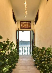 un pasillo con una puerta que conduce a un balcón en Hostal Don Cenobio, en Flores