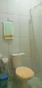 a bathroom with a toilet with a wooden seat at Casa Repouso da Águia in Mucugê +8 photos