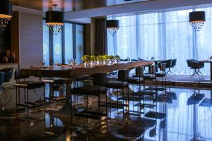 une salle à manger avec une grande table et des chaises dans l'établissement Renaissance Guiyang Hotel, à Guiyang