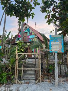 奧利文薩的住宿－Camping Gnomo Místico，一座色彩缤纷的房屋,前面设有楼梯