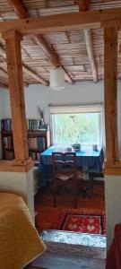 d'une salle à manger avec une table et une fenêtre. dans l'établissement El Chalet de El Refugio de la Loma, à Tocancipá