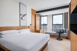 Postel nebo postele na pokoji v ubytování Fairfield by Marriott Zhuhai Xiangzhou