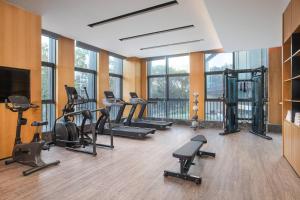een fitnessruimte met diverse loopbanden en fitnessapparaten bij Fairfield by Marriott Zhuhai Xiangzhou in Zhuhai