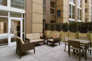 un patio avec des chaises, des tables et des chaises ainsi qu'un bâtiment dans l'établissement Residence Inn by Marriott Lexington City Center, à Lexington