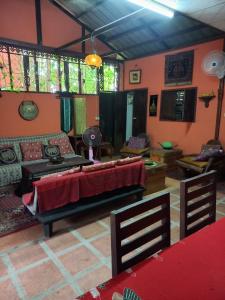 uma sala de estar com uma cama e um sofá em Teak house Chiang Mai em Chiang Mai