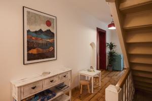 una habitación con una mesa y una pintura en la pared en Wanderlust Boutique Rooms - Self Check-in & Personal Check-in en Bad Goisern