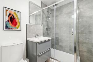 ein Bad mit einer Dusche, einem WC und einem Waschbecken in der Unterkunft Docklands Cozy View Apartment in London