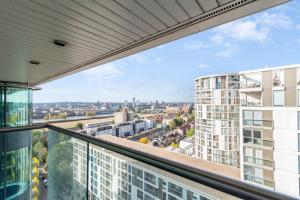 Apartment mit Balkon und Stadtblick in der Unterkunft Docklands Cozy View Apartment in London