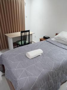 Una cama con una toalla blanca encima. en Chida Homestay, en Ubud