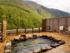 Utsikt mot fjell, enten fra ryokanen eller fra et annet sted