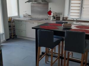 Kuchyňa alebo kuchynka v ubytovaní Gîte cosy près d'Orléans avec jardin, parking, et équipements complets - FR-1-590-252