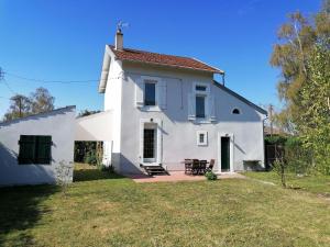 een groot wit huis met een tuin bij Gîte Virecourt, 4 pièces, 5 personnes - FR-1-584-46 in Virecourt