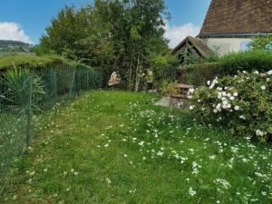 einen Garten mit weißen Blumen und einem Zaun in der Unterkunft Gîte Trizay-Coutretot-Saint-Serge, 4 pièces, 5 personnes - FR-1-581-67 in Trizay-Coutretot-Saint-Serge