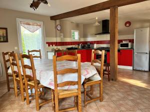 Η κουζίνα ή μικρή κουζίνα στο Grande maison de charme avec jardin clos, idéale pour familles et amis, au cœur du Perche - FR-1-581-94
