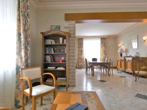 ein Wohnzimmer mit einem Tisch und einem Esszimmer in der Unterkunft Gîte Challet, 5 pièces, 6 personnes - FR-1-581-105 