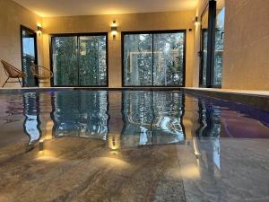 Bazén v ubytovaní Lodge avec bain à remous privatif, proche du golf et piscine réservée - Confort et activités garanties - FR-1-582-373 alebo v jeho blízkosti + 27 fotografií