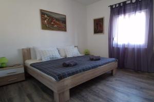 - une chambre avec un grand lit et une fenêtre dans l'établissement Family friendly house with a swimming pool Vrana, Biograd - 21875, à Pakoštane
