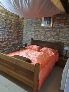 una camera da letto con un letto in un muro di pietra di Family friendly house with a swimming pool Benkovac, Zagora - 21720 a Benkovac (Bencovazzo) Altre 7 foto