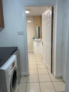 a kitchen with a washer and dryer in a room at Transformative housing Exeter Road in Nottingham
