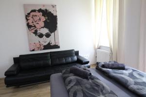 - un salon avec un canapé en cuir noir dans l'établissement Family Quad room RF, à Vienne