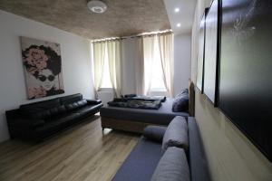 - un salon avec un canapé noir dans l'établissement Family Quad room RF, à Vienne