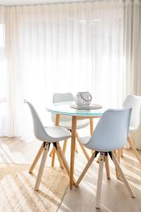 莫羅拉巴海濱的住宿－沙塔拉巴公寓，一张桌子和两张白色椅子