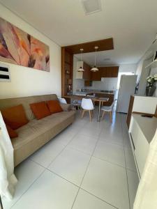 un soggiorno con divano e cucina di Lindo apartamento a 300mts da praia Coroa Vermelha a Santa Cruz Cabrália