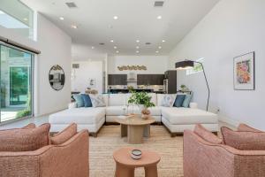 een woonkamer met 2 banken en een tafel bij Polo Villa 1 by AvantStay Features Expansive Pool, Spa & Outdoor Firepit 260-322 5 Bedrooms in La Quinta
