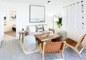 - un salon avec un canapé, une table et des chaises dans l'établissement Town Walk, Beach Steps, Sea View, à Enighed