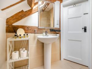 bagno con lavandino e specchio di Walkers Retreat - Uk45415 a Eaton Bishop