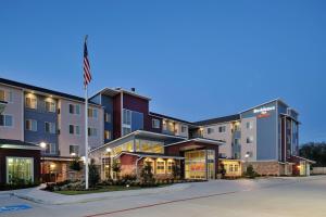 hotel z amerykańską flagą przed nim w obiekcie Residence Inn by Marriott Houston Northwest/Cypress w mieście Cypress