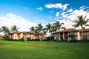 duży dom z palmami na dziedzińcu w obiekcie Waikoloa Colony Villa 1704 - MCH w mieście Waikoloa