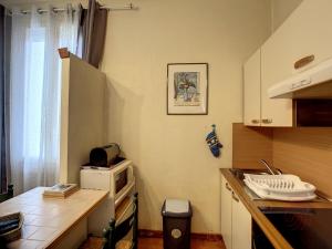 Ett kök eller pentry på Appartement Lamalou-les-Bains, 2 pièces, 2 personnes - FR-1-451-37