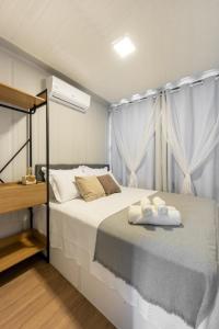 een slaapkamer met een bed met twee handdoeken erop bij Container Perlage in Garibaldi