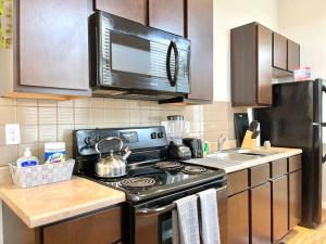 Kuchyň nebo kuchyňský kout v ubytování NEW! Luxury Apt, 5 min from Mall, Airport, & Dine!