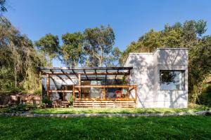 a modern house with a glass facade at Container Perlage in Garibaldi