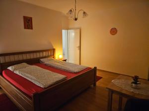 - une chambre avec un lit avec des draps rouges et une table dans l'établissement Laxmi Happy Home in historical Prague, à Prague