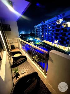 - un balcon avec vue sur la ville la nuit dans l'établissement Homestay by ViJiTa 2bedroom condo, à Manille