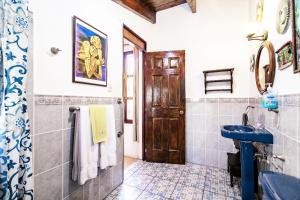 uma casa de banho com um lavatório azul e um WC azul em Villa Vegent-All equipped Retreat em Antigua Guatemala