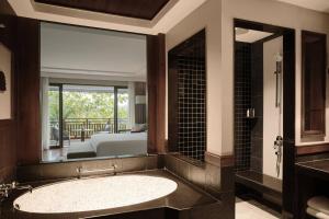 Ein Badezimmer in der Unterkunft Phuket Marriott Resort and Spa, Nai Yang Beach