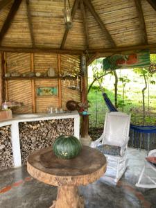 una mesa con una sandía en una cabaña en La Cabaña Encantada, en Támesis