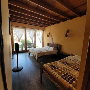 een slaapkamer met twee bedden en een raam bij Kites Mancora in Máncora