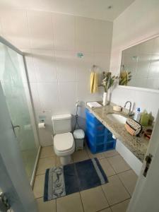 een badkamer met een toilet en een wastafel bij Cabo Frio- Casa pé na areia - Suíte vista mar- Garagem coberta privativa 2 vagas in Cabo Frio